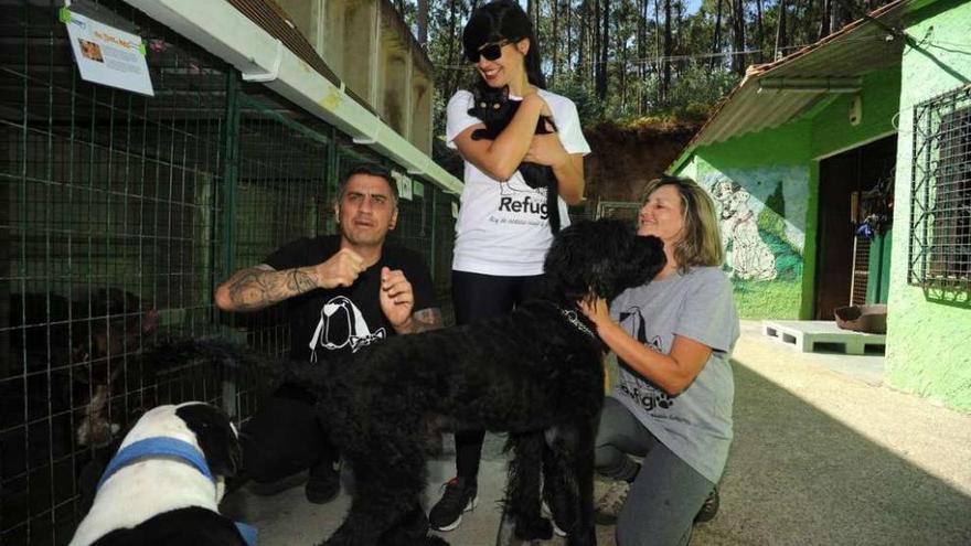 Desde la izquierda, Marcelo Castellanos, Camila Tornatore y Olga Costa, ayer en el refugio. // Iñaki Abella