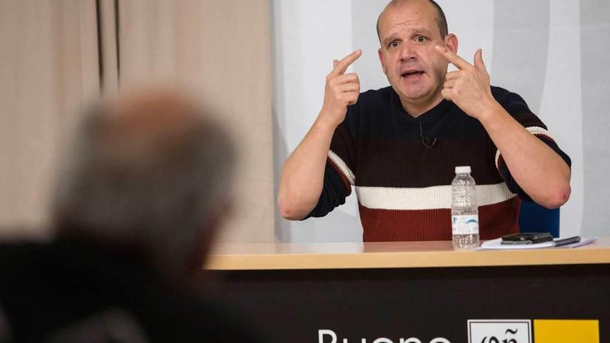 Rafael Vázquez Suárez, durante su conferencia de ayer en la Escuela de Filosofía de Oviedo.