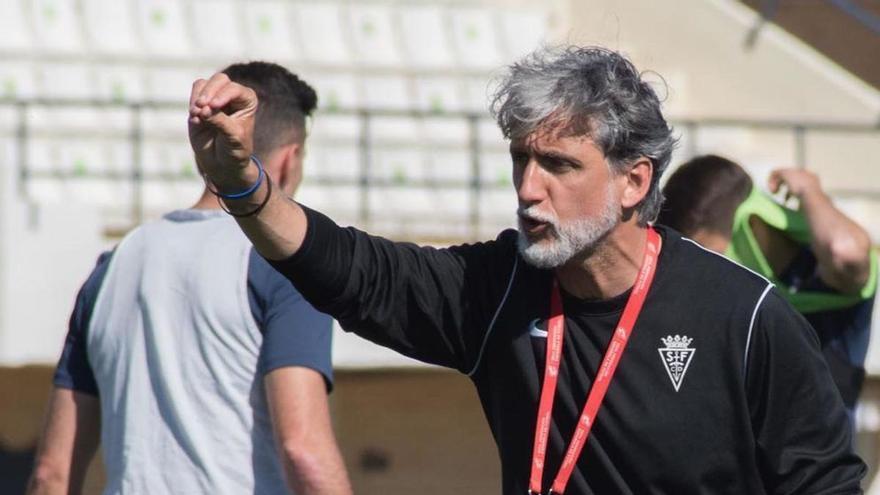 Pablo Alfaro, nuevo entrenador del Real Murcia, dando instrucciones la pasada temporada con el San Fernando.  | SAN FERNANDO CD