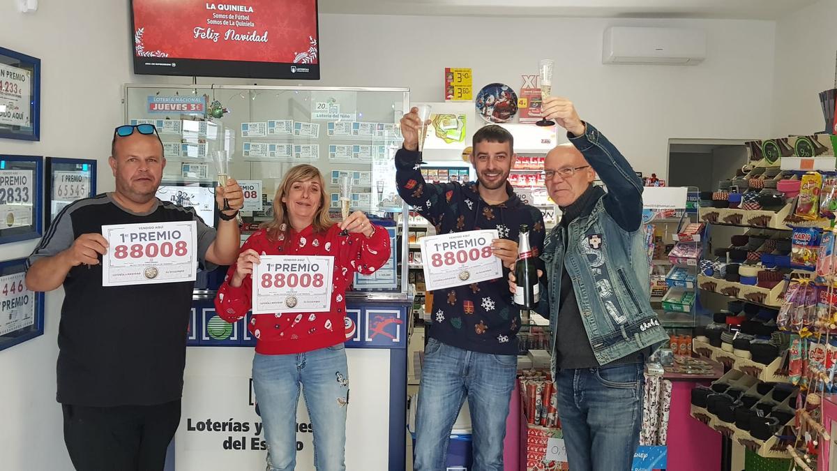 Pancho Ortiz (i), Montse de la Cruz, Ricardo Ramos y José Díaz, celebran el Gordo, ayer, en Bazar Montse.