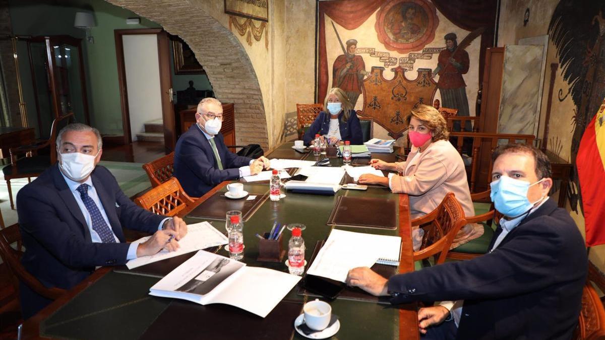 La alcaldesa y Manuel Muñoz, entre otros, durante el encuentro.