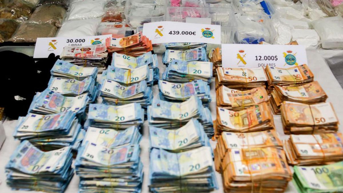 Dinero y droga incautados a finales del mes de agosto. | TONI ESCOBAR