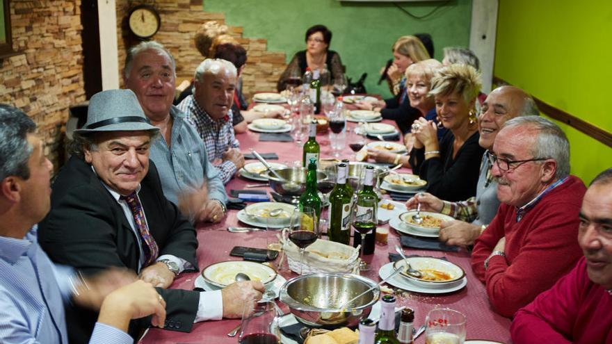 Un grupo de amigos degustando el menú, que incluye nabos, callos y casadielles.