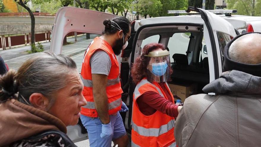 Voluntaris de la Creu Roja durant la ronda pels carrers de Girona que van fer ahir