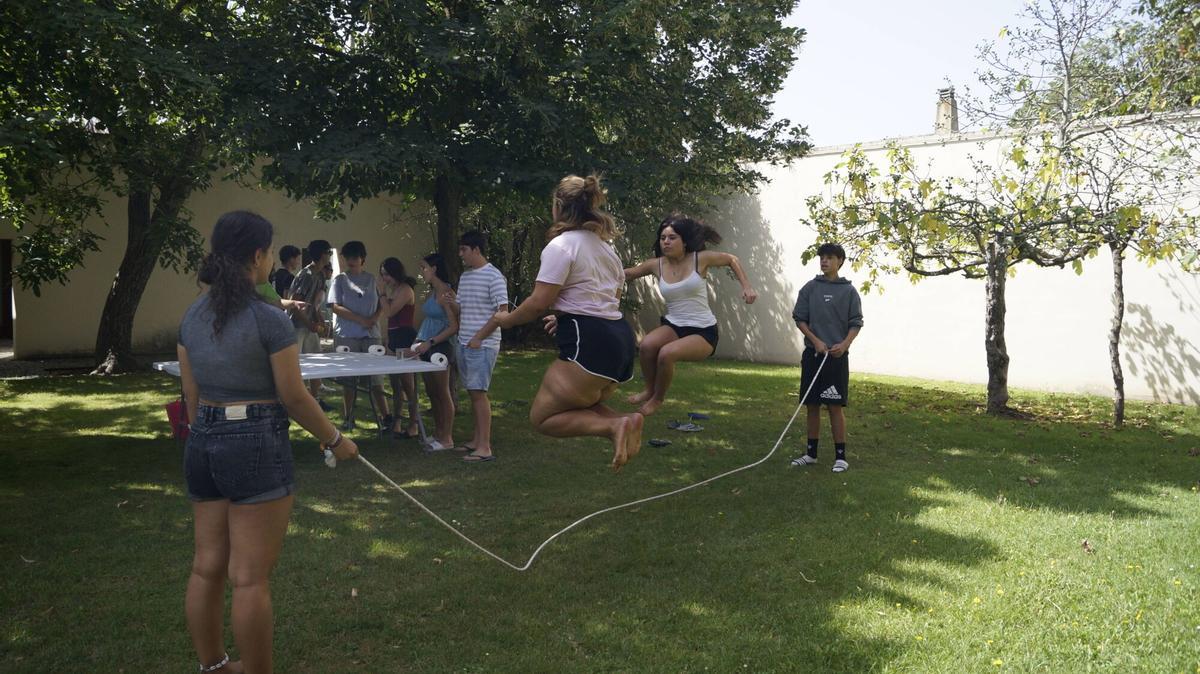 Visita del presidente en funciones de la Diputación de Zamora, Víctor López de la Parte y el diputado de Juventud y Deportes, Juan del Canto Sevillano al Campamento de Transfronterizo 2025. Fundación Rei Afonso Henriques, Zamora.