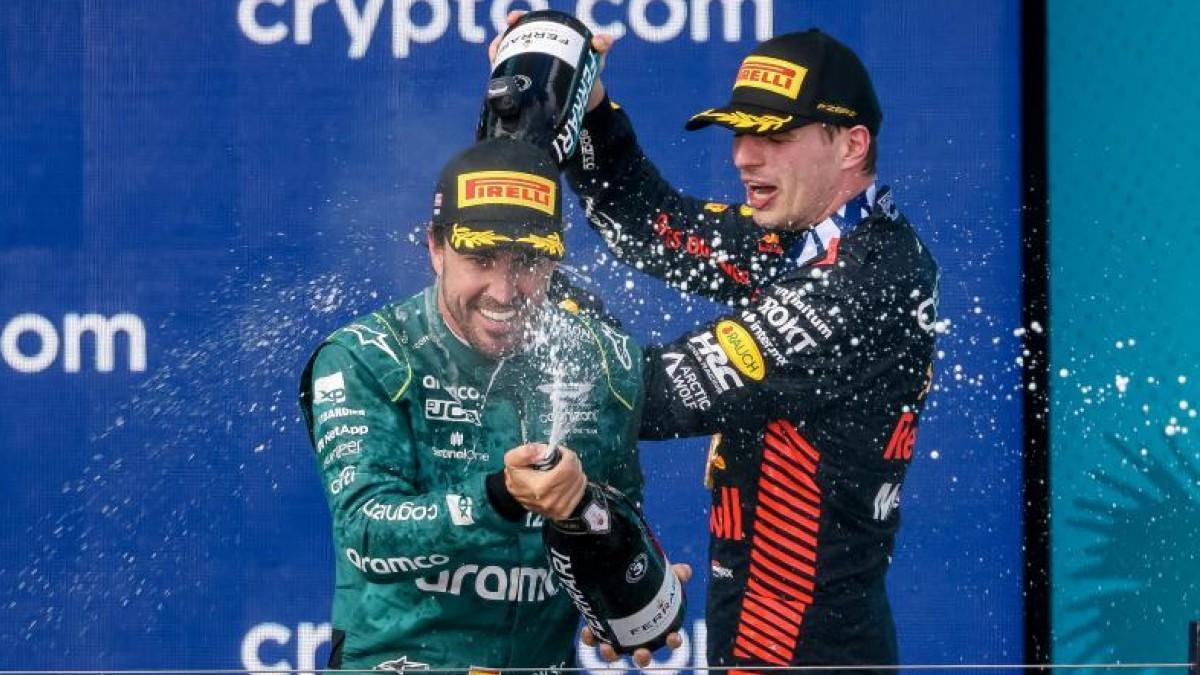 Verstappen y Alonso compartiendo podio en el GP de Miami 2023
