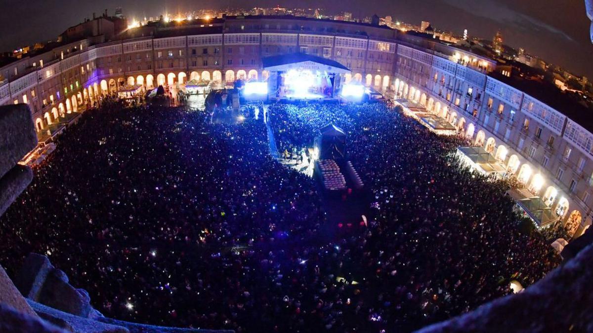 Público en la plaza de María Pita.   | // CARLOS PARDELLAS