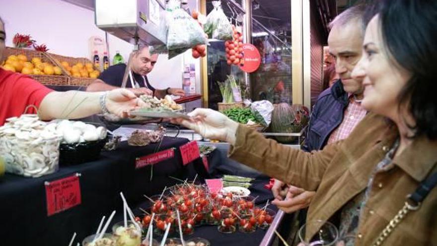 Una clienta durante su compra en el Mercado Central.