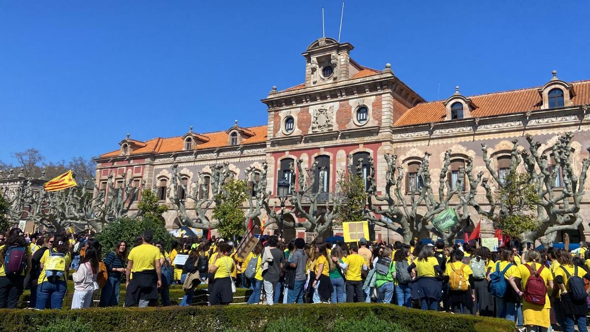 Docentes, rodeando el Parlament.