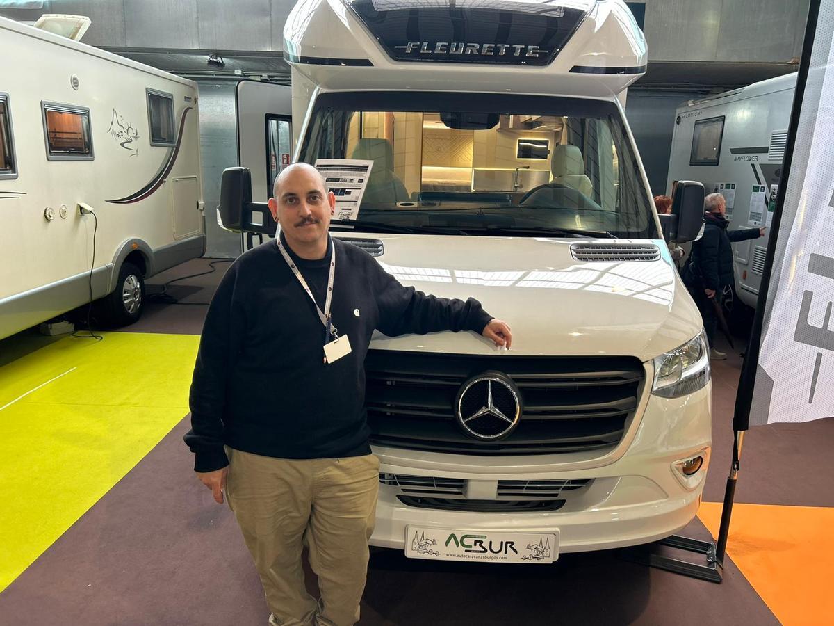 Tino Álvarez, con una autocaravana Mercedes