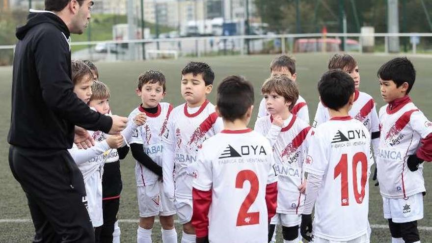 Los jugadores del Val Miñor atienden a su entrenador.