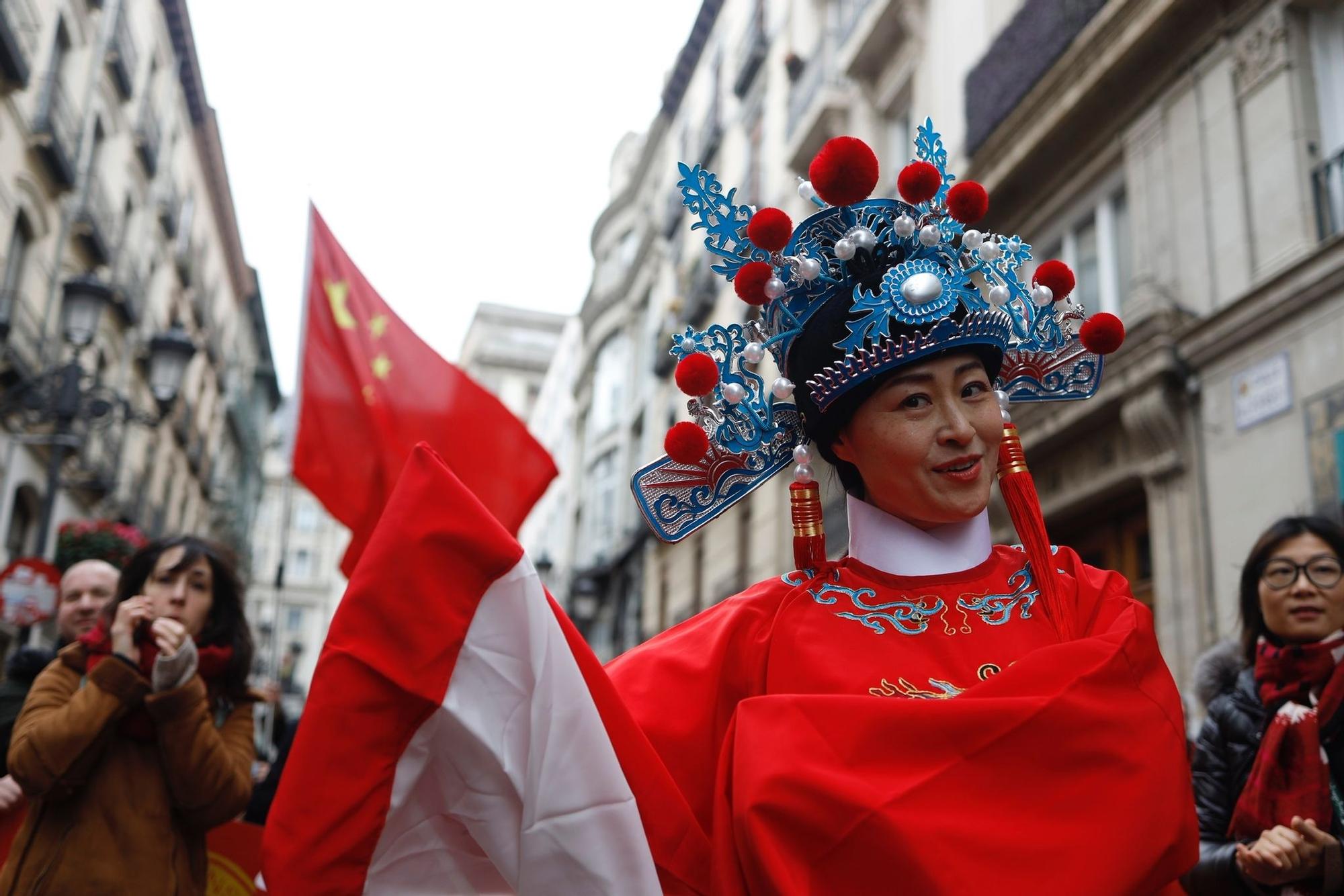 La comunidad china de Zaragoza desfila por el centro para celebrar el Año del conejo