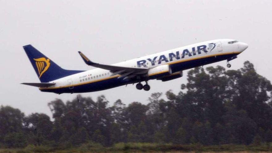 Un avión de Ryanair despega del aeropuerto de Santiago.