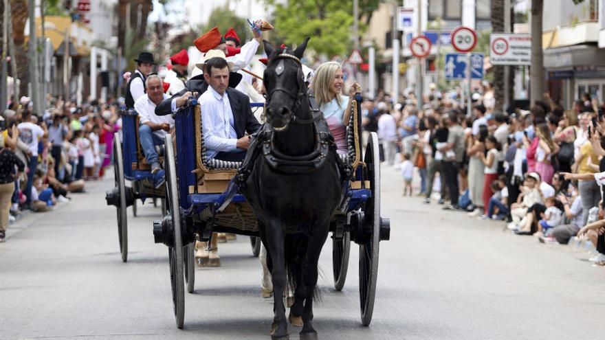 Santa Eulària viste sus mejores galas para el día más colorido de las fiestas