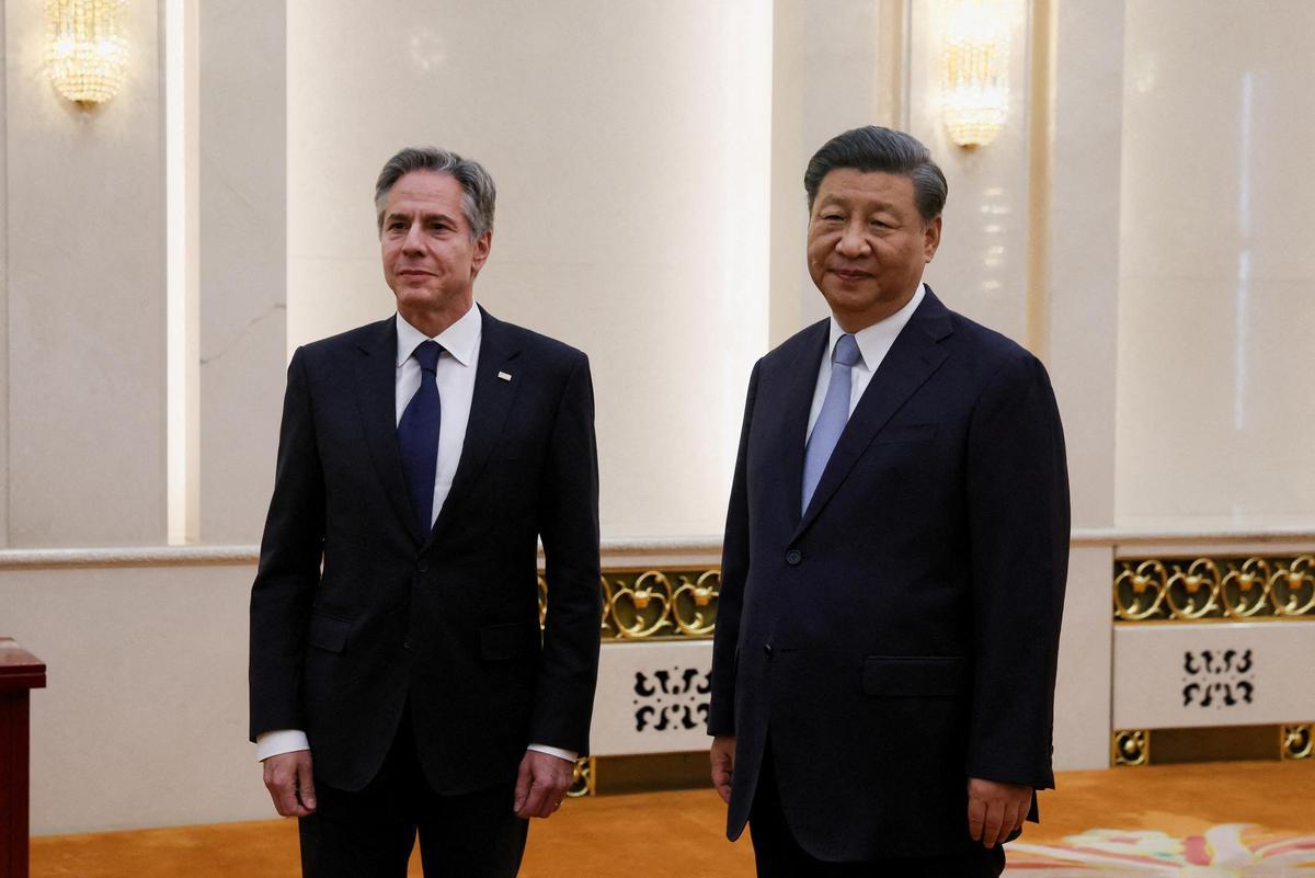 El secretario de Estado de EEUU, Antony Blinken (izquierda), y el presidente de China, Xi Jinping, en Pekín