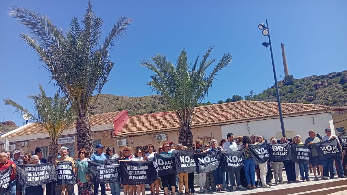 Colectivos vecinales y representantes políticos apoyan una protesta contra el sellado del enclave