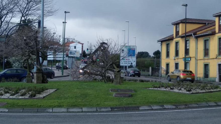 Temporal en Avilés: El viento tumba las columnas de la glorieta de Buenavista