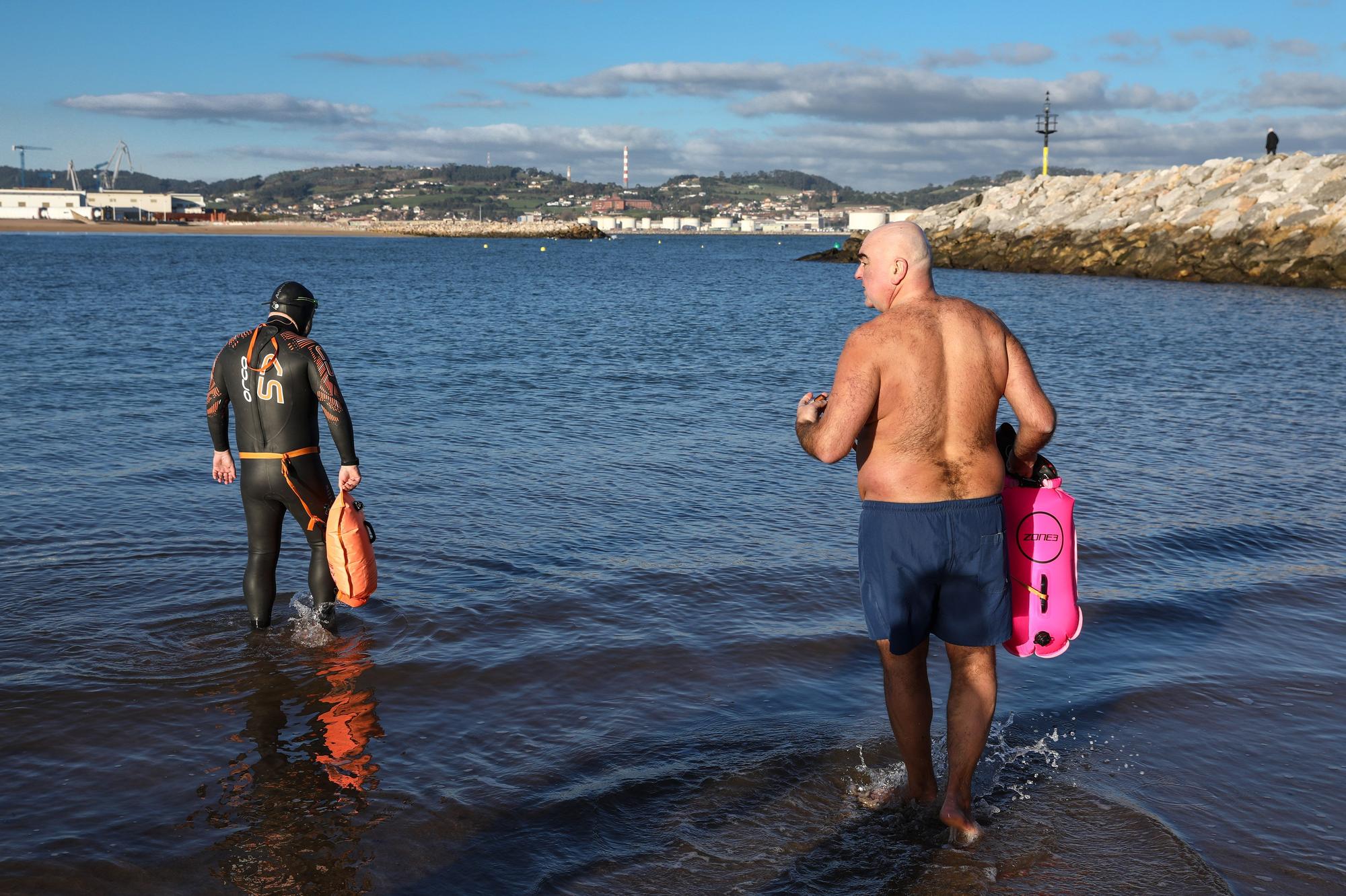 Primeras brazadas en el canal de nado de Poniente