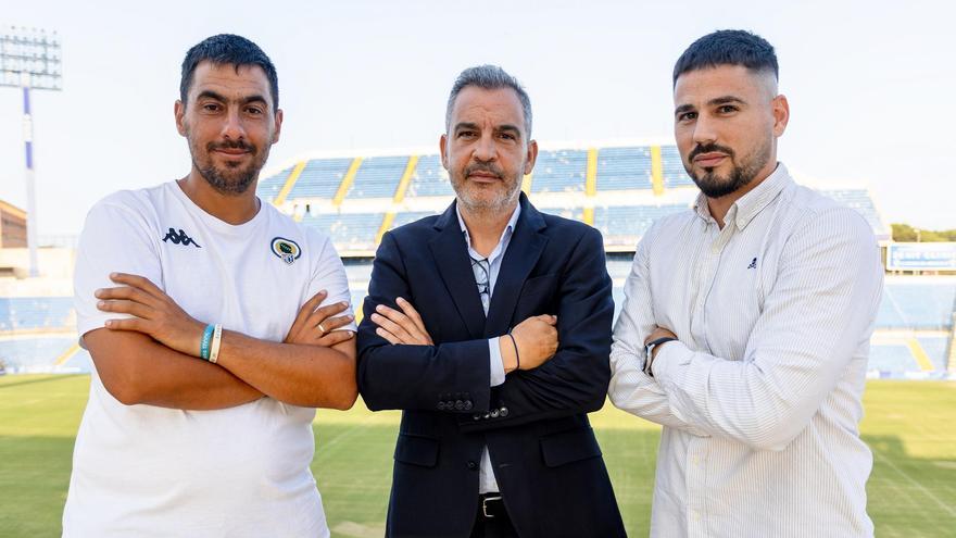 Gerson Morales, en el centro, junto a Luis Miguel Ramírez (d) y Eduardo Santos (i).
