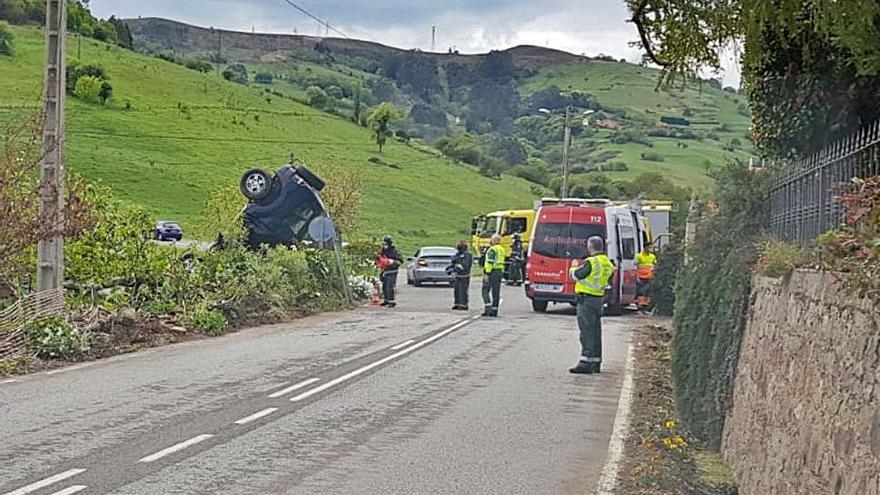 Una joven, herida leve al volcar su vehículo en Llanavao (Illas) |