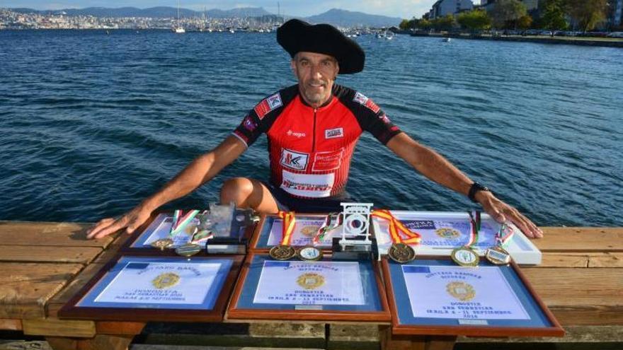 Fernando Rúa, en Moaña con sus diplomas de La Concha.y algunas medallas ganadas en diferentes campeonatos.
