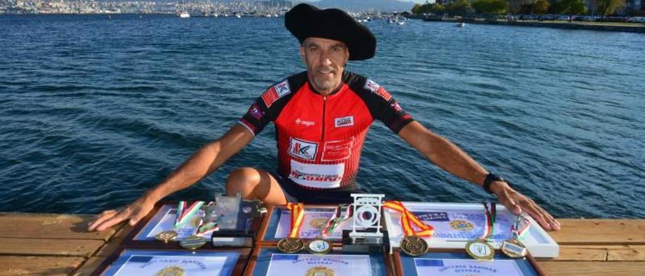 Fernando Rúa, en Moaña con sus diplomas de La Concha.y algunas medallas ganadas en diferentes campeonatos.  | // GONZALO NÚÑEZ