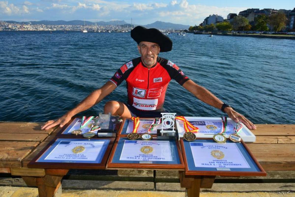 Fernando Rúa, en Moaña con sus diplomas de La Concha.y algunas medallas ganadas en diferentes campeonatos.