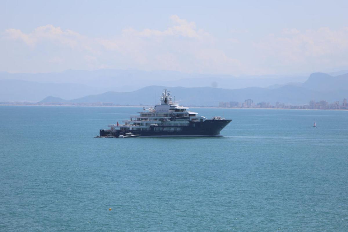 Ulysses, el cuarto yate más caro del mundo fondea en Cullera