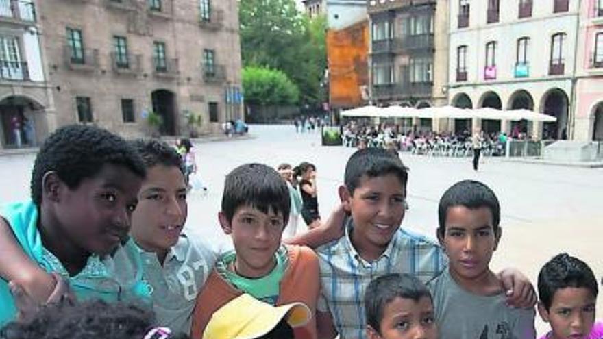 Un grupo de niños saharauis, ayer, en la plaza del Ayuntamiento.