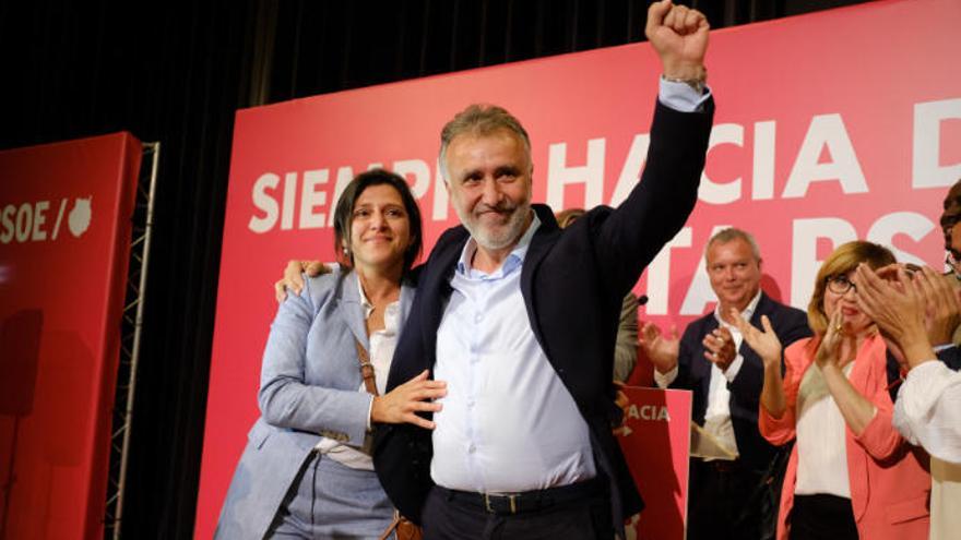 Ángel Víctor Torres celebra su victoria en las elecciones al Parlamento de Canarias del pasado mayo junto a su esposa.