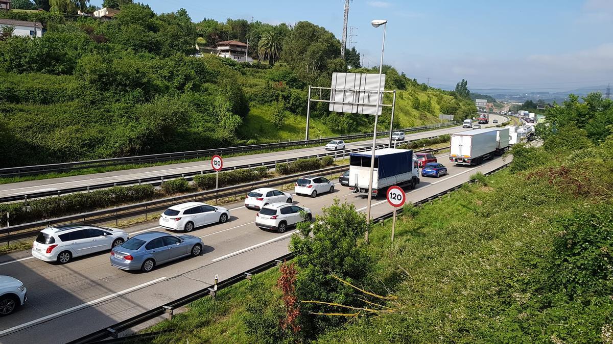 Gran atasco a la salida de Gijón por las obras en la carretera