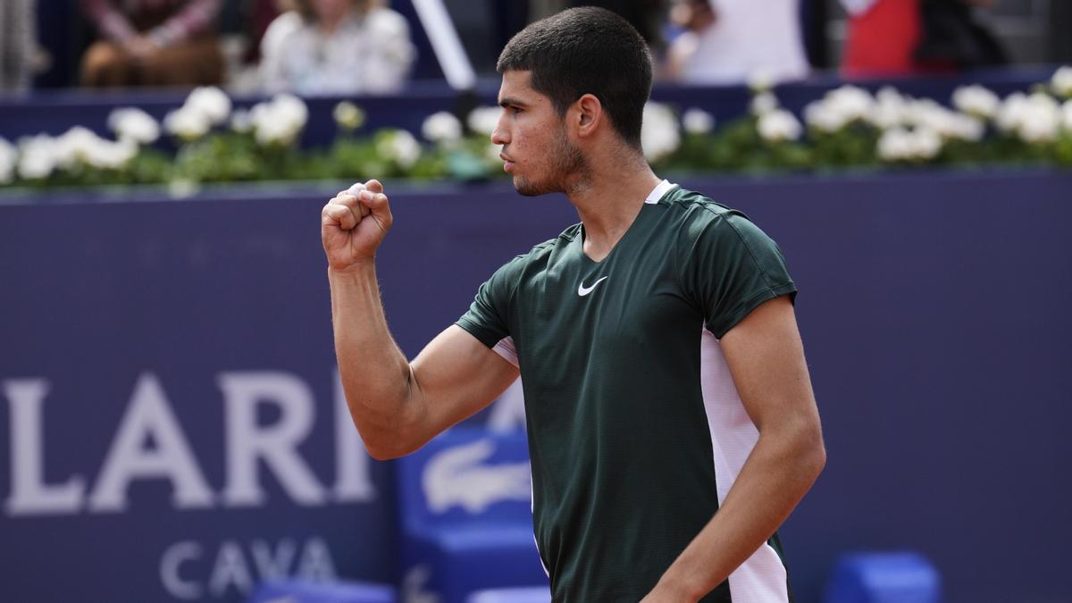 Alcaraz fulmina en tres sets a Tsitsipas.