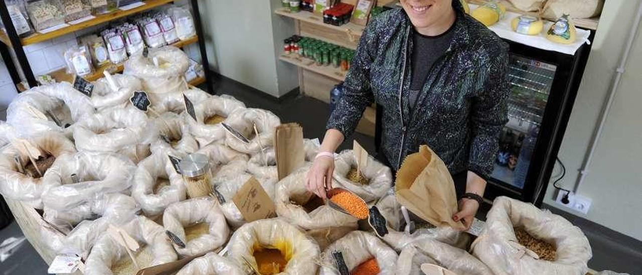 Isabel Crespo, ayer, en su tienda de Lalín despachando productos a granel. // Bernabé/Javier Lalín