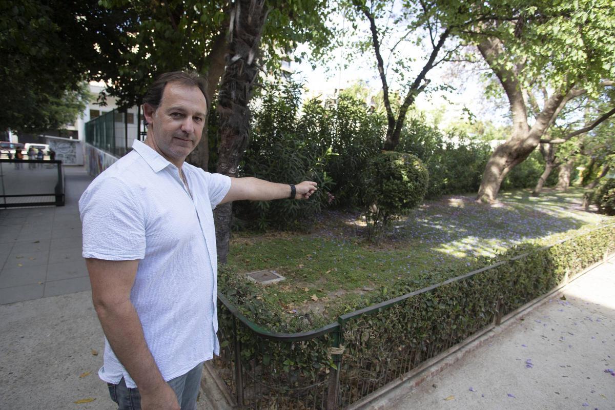 El presidente de la AMPA muestra la separación del patio con el parque en el que se producen las conductas incívicas.
