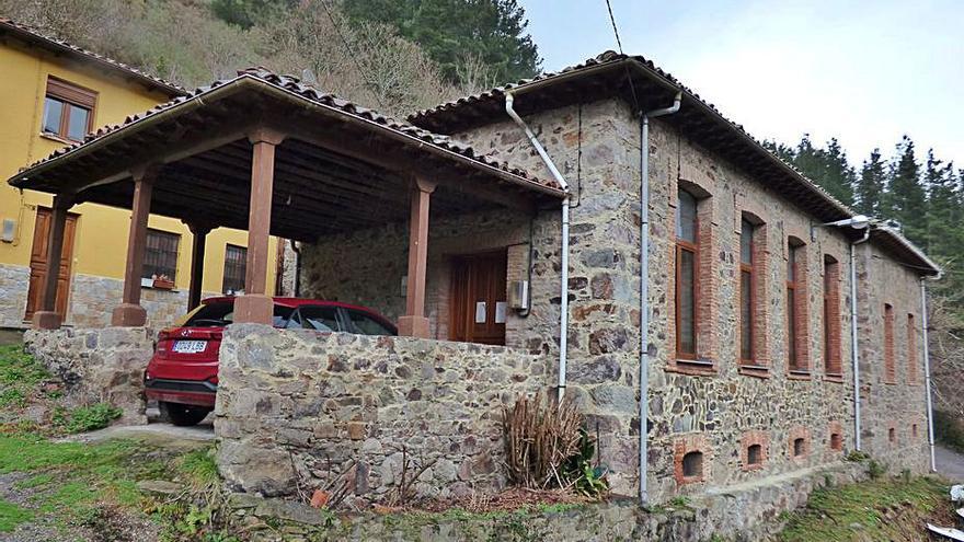 Edificio de la antigua escuela de Tebongo; a la izquierda, anexo, el consultorio médico local. | D. Á.