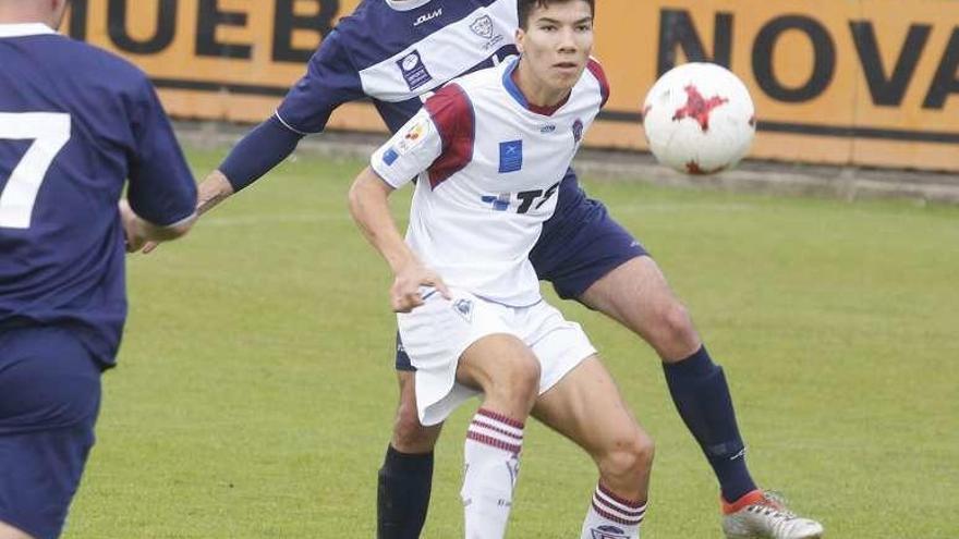 Guaya y Óscar pugnan por el balón.