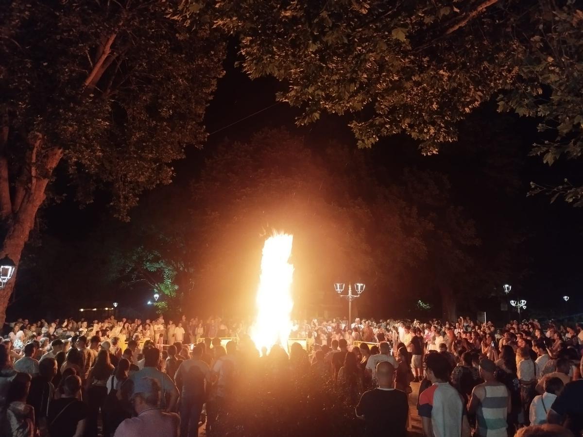 La hoguera de San Juan en Grado, en imágenes