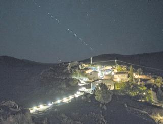 La constelación de satélites artificiales de Elon Musk vuela sobre San Mateo