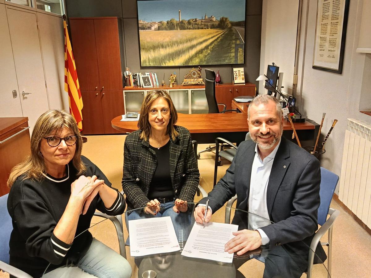 Fanny Carabellido, Cristina Alarcón i Joan Martín en la firma de l'acord.