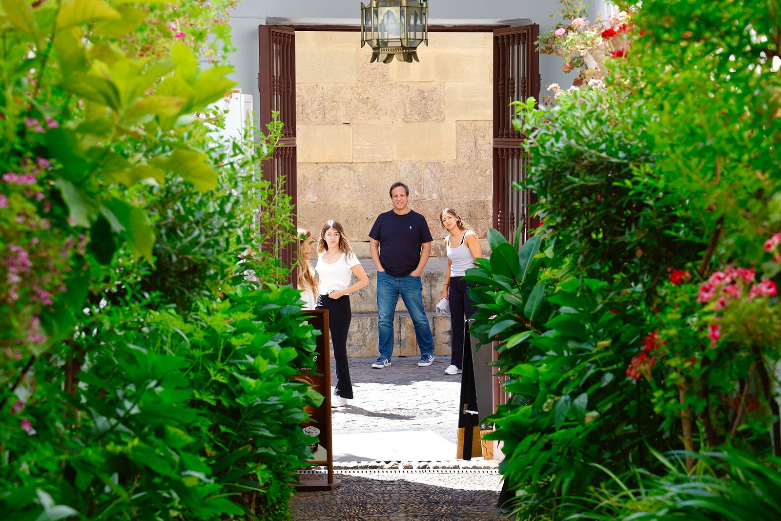 Los negocios en el Casco Histórico buscan la supervivencia en el verano cordobés