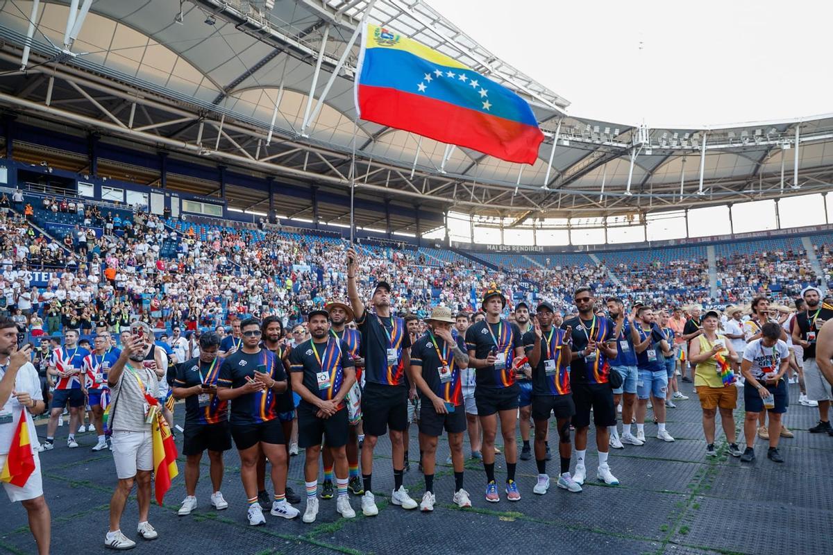 Emotivo minuto de silencio por el terremoto en Venezuela en los Gay Games de València