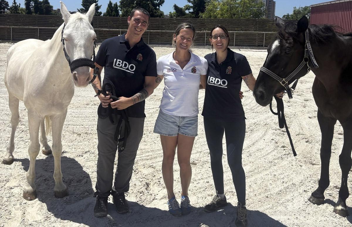 Professionals de la Fundació Orienta i de lEscola Hípica del Real Club de Polo de Barcelona, impulsors del programa dintervencions assistides amb cavalls.