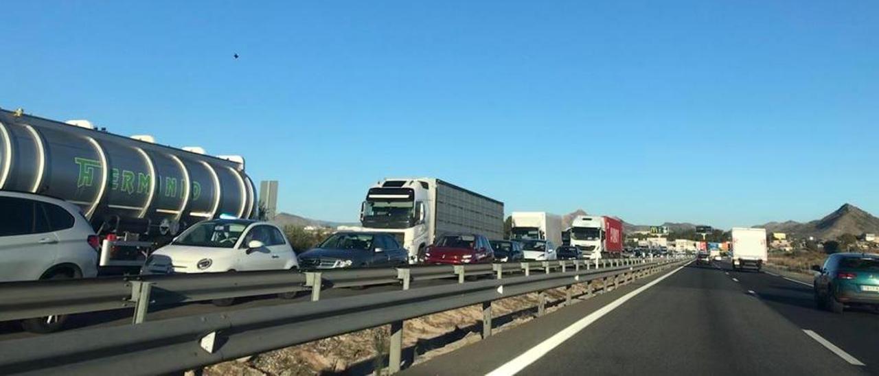 Los vehículos detenidos esta mañana en la A-31 a la altura de Monforte del Cid tras el accidente.