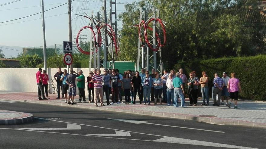 Algunos vecinos, esta mañana, frente a las dos torretas eléctricas.