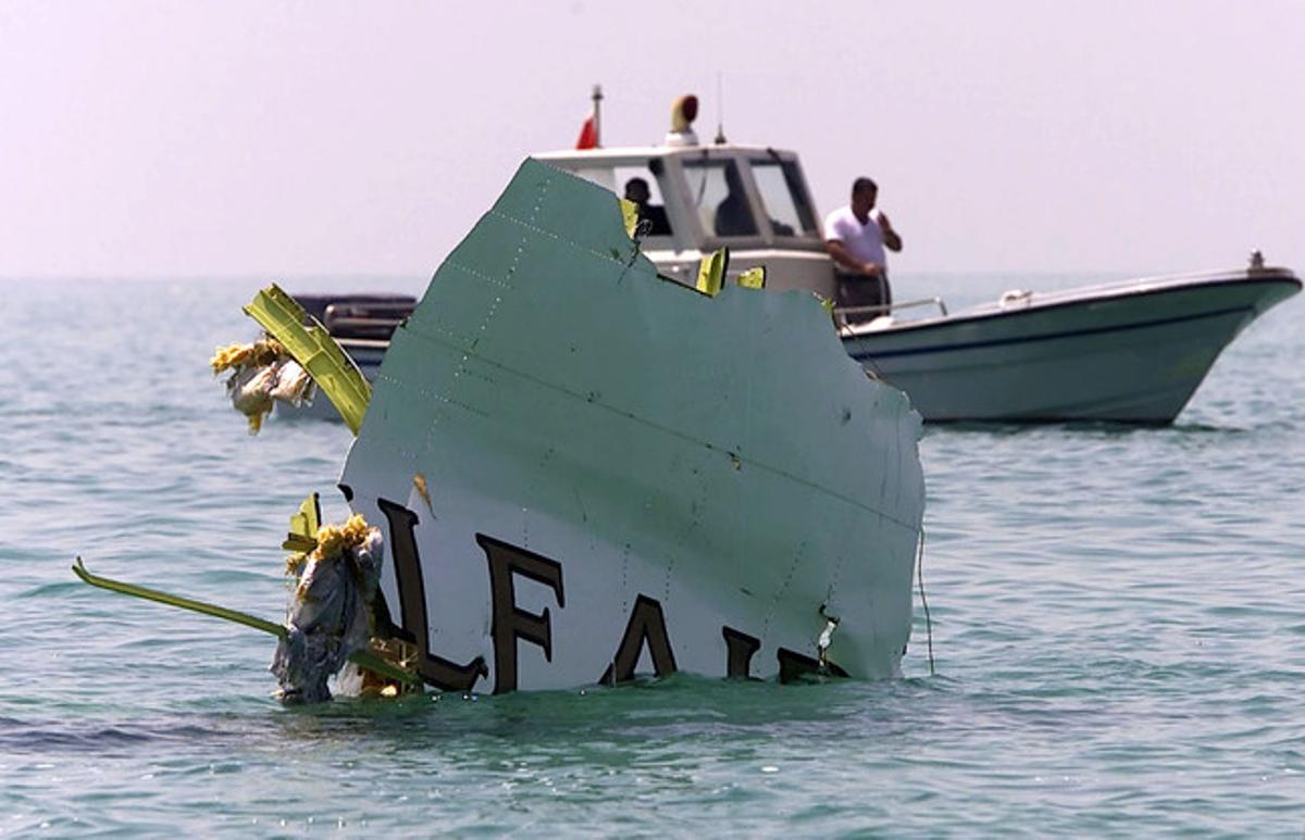 Foto d’arxiu. ’Marines’ de seguretat a Bahrain rescaten les peces de l’avió Airbus 320 que viatjava des del Caire i que es va estavellar al mar amb 143 víctimes.