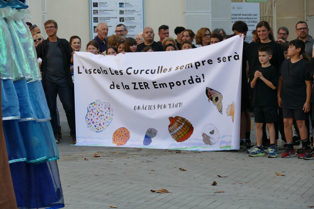 La pancarta desplegada en suport a l'escola de Palau de Santa Eulàlia