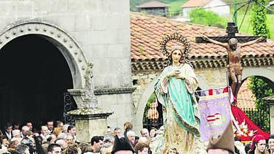 Un momento de la procesión, ayer, en Cenero.