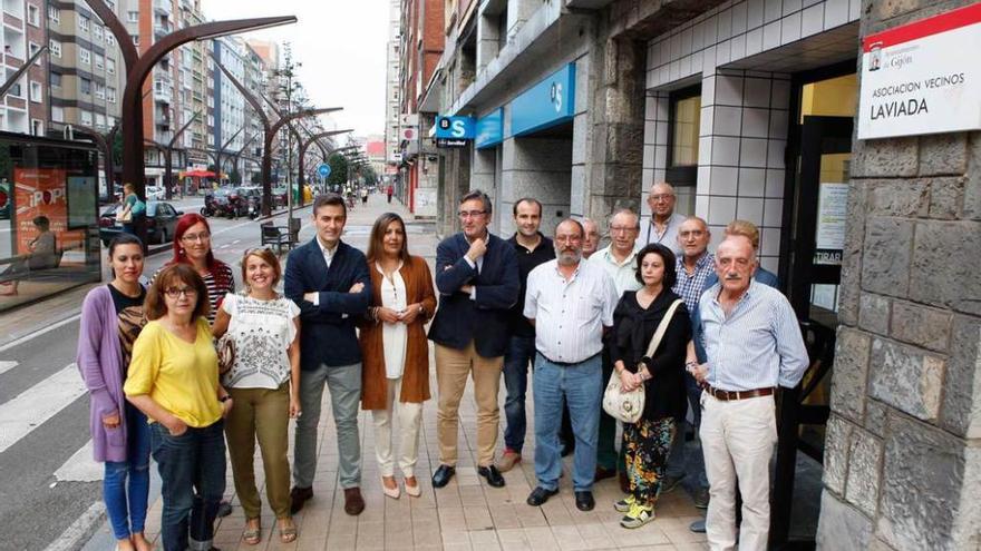 Los representantes de los partidos de la oposición, junto a los miembros de la asociación vecinal de Laviada, ayer, antes de su encuentro en la sede de la avenida de la Constitución.