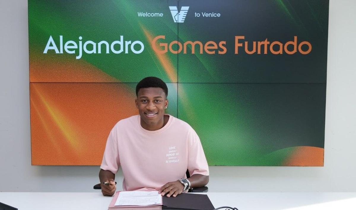 Álex Gomes, firmando su contrato como nuevo jugador del Venezia el pasado jueves