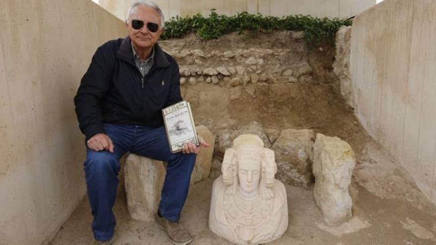 Rafael Ramos, segundo de una gran saga de arqueólogos de Elche, con su libro «Los Íberos», que recoge investigaciones de toda su carrera.